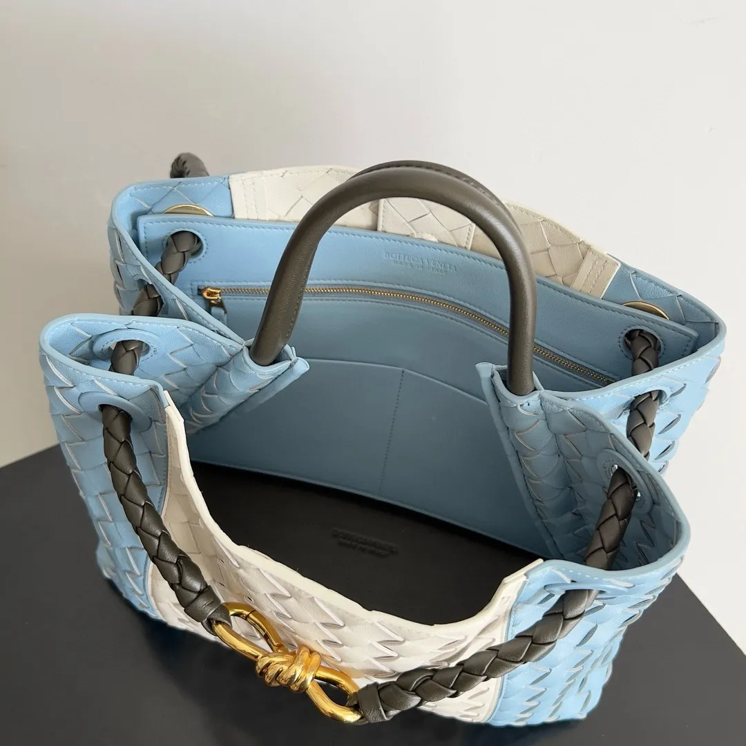 The 2023 new Andiamo batch of 3060 BV is shipped‼ ️Really popular🔥The new Andiamo woven handbag launched by Bottega Veneta this season is really popular all over the world! ! Celebrities at home and abroad have worn it, and Oscar-winning actress Michelle Yeoh has taken it out on the street. Song Jia, Trai Yara, Yu Feihong, Sanji Ayaka, Rosie Hunting-Whiteley, Yoshioka Riho, etc. have all picked up this bag. It is classic and versatile, showing off its temperament, and the bag capacity is also large, which is very convenient for daily commuting! ! A variety of carrying methods, the shoulder straps can be adjusted by yourself, the original lambskin feels soft and delicate, and the unisex style breaks gender boundaries and brings a more practical and longer-lasting use experience. Andiamo, which has both elegant and casual styles, perfectly interprets the true appearance of "fashionable old money style". Style number: 796592 Size: 32*24*12